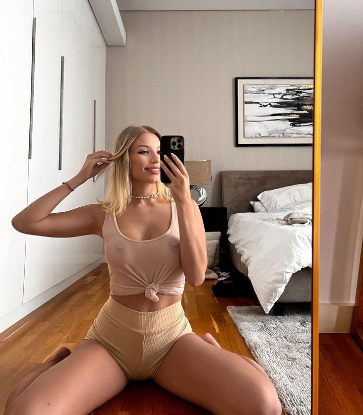 ThomasMeisel's tweet image. 🩸🖤 White long-sleeve Ouji Lolita shirt with an asymmetrical jabot collar, paired with a black &amp;amp; red curved split-tail waistcoat with detachable one-shoulder cape and black high-waist shorts - a dark, prince-inspired Ouji Lolita look. 🦇🌹

✨ Shirt - se...