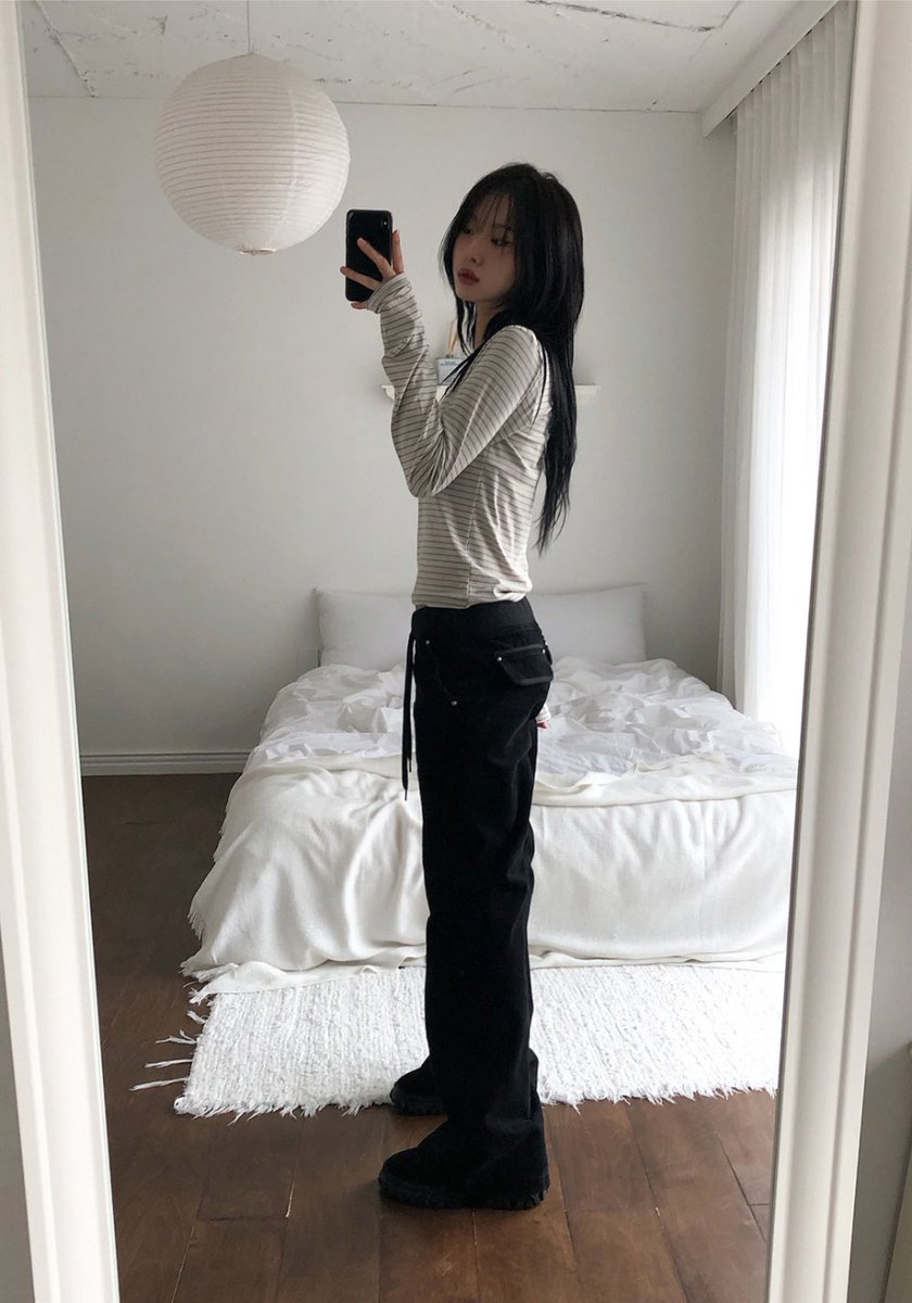 NakakitaBona's tweet image. 바지핏 진짜 핀터레스트에서 튀어나온 것 가트..♡