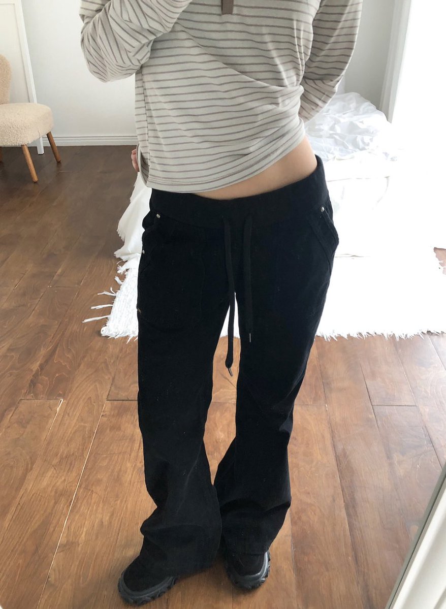 NakakitaBona's tweet image. 바지핏 진짜 핀터레스트에서 튀어나온 것 가트..♡