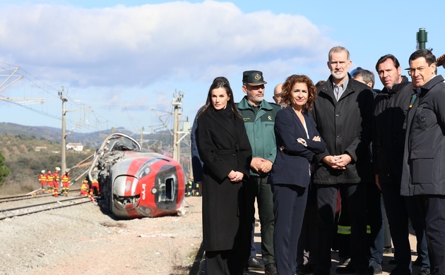 ¿Tenemos los políticos y jefes de estado que merecemos? Yo diría que sí. Sobre todo porque normalizamos que tengan la poca vergüenza de permitir que se tome esta foto, y se publique. Como si fuera una inauguración. Eso sí, hay que agradecerles que pongan cara de circunstancias.