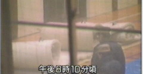 hirokin0966's tweet photo. 【山形 いじめ マット事件】

1993年に起こったこの事件知ってる？

被害生徒は、周囲から
「一発芸をして場を盛り上げる生徒」と認識
↓
加害生徒Aは、友人からその認識を聞いたことをきっかけに被害生徒を認知
↓
学校の昇降口などで、上級生に一発芸をさせられている被害生徒の様子が日常的に見られる。
↓
当時は「いじり」と「いじめ」を区別・記録する制度なし
↓
行為は人間関係トラブルとして扱われやすい時代
↓
Aと友人2人が、被害生徒を教室棟の階段に呼び出す
↓
頬の肉をつまむ「たこ焼き」と称する一発芸を強要
↓
その際、Aが被害生徒の肩を殴打
↓
同行した友人が背中を殴打
↓
これが継続的ないじめ行為の始まり
↓
被害生徒は抵抗せず、要求に応じる態度をとる
↓
Aは、反抗しない点にいじめ対象化を継続
↓
被害生徒が標準語を話す
家庭環境が比較的裕福であることへの妬みが動機として加わる
↓
いじめ行為が集団化・常態化していく
↓
1992年11月
↓
午後4時ごろ、被害生徒が卓球部の部活動中であった時間帯
↓
Aが約8人の仲間を集める
↓
被害生徒を体育館の
マット用具室に押し込む
↓
一発芸を要求
↓
被害生徒が応じなかったため、複数人による殴打・蹴るなどの暴行が行われる
↓
約10日後
↓
再び被害生徒をマット用具室に押し込む
↓
一発芸を要求
↓
被害生徒の拒否態度が前回より明確になる
↓
再度、暴行が加えられる

1993年1月13日
↓
夕方、被害生徒が体育館用具室内で死亡している状態で発見される
↓
体育用マットが巻かれ、縦置きされた状態
↓
その内部に、被害生徒が逆さまの姿勢で入っている状態
↓
検死の結果、死因は窒息死と判断される
↓
顔面に、マットによる圧迫を示す赤紫色の腫れが確認される
↓
一方で、顔面に
明確な擦過傷は認められない
↓
「外部から強く押し込まれた」ことを直接示す決定的物証は得られないた断定
↓
弁護側は
「被害者が自らマットの中に入った可能性がある」と主張
↓
刑事裁判において、致死行為の直接立証が困難と判断
↓
当時は、学校に
・いじめの公式認定
・継続的調査
・死亡事案の第三者検証
を義務づける制度は存在しない
↓
学校・教育委員会は
「いじめが原因とは断定できない」との整理
↓
第三者委員会・再調査制度はなく
検証は終了
↓
少年法が適用され、関与した少年の実名は公表されない
↓
刑事責任としての致死罪は確定しない
↓
後年、民事裁判により関与は認定され、損害賠償命令が確定
↓
どこまでが行為で、どこからが事故なのかについて、事実の全体像は社会に共有されず終了
↓
風化

名前を知られることもなく、加害に関与した者たちは今もどこかで生きています。

加害者と言われた少年たちは何を思うんだろう。

自分の手は人を殺めた手だとわかっているのだろうか。

いじめは「からかい」でも「いじり」でも「未熟さ」でもなく犯罪。

それを犯罪として扱わなかったとき、何が失われるのか…。

最近、暴行動画が連日のように拡散されている。可視化されても止められないなら、制度は何のためにあるんだろ。