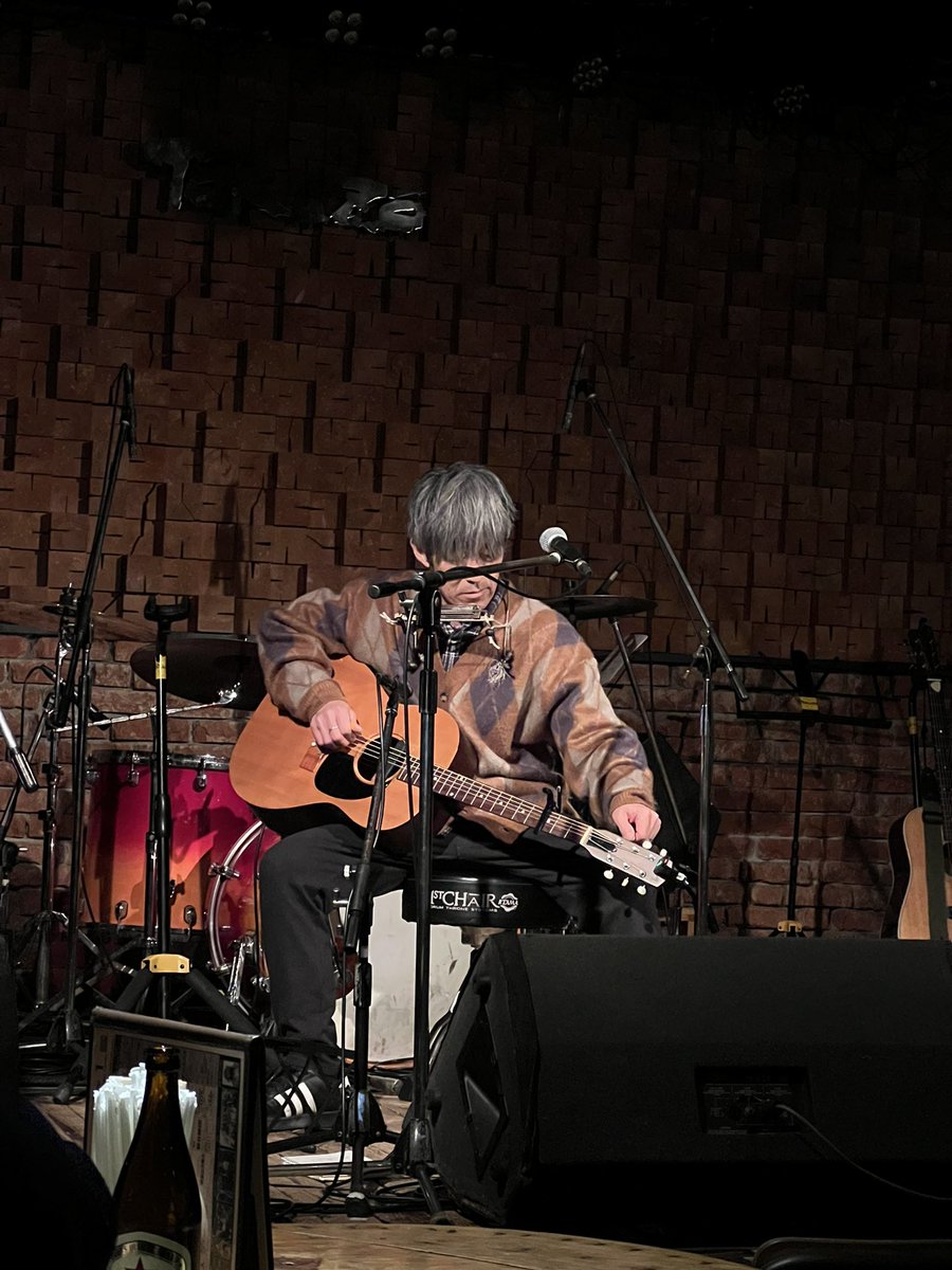 昨日はトクゾーで永江孝志さん。いつでも京都に観に行けると思ってたら平気で20年近く？か。なーちゃんはやっぱり素晴らしすぎる。古い歌も今の歌として染み込んでくる。再会。あの笑顔。久しぶりだけど話し出したらいつもどおり。嬉しかった。なーちゃん、来てくれてありがとう！また会いに行くよー！