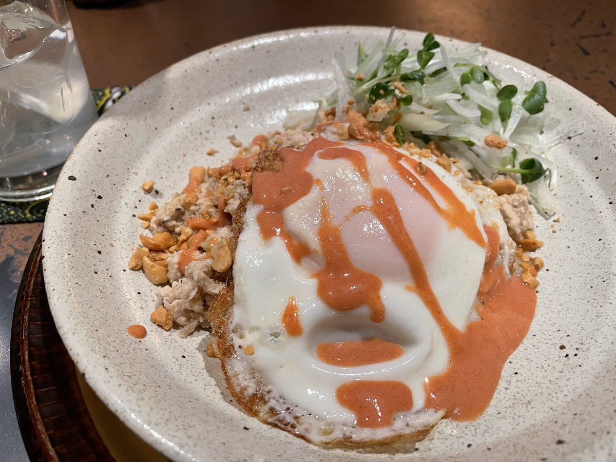 昨夜。
お通しは白和え、オーダーはエスニックそぼろライス、の、“アタマ”。
ふと食器がいいなぁ、大事って考えてたのも束の間、けっこう酔っぱらった。
ごちそうさまでした。

音楽喫茶 #MOJO