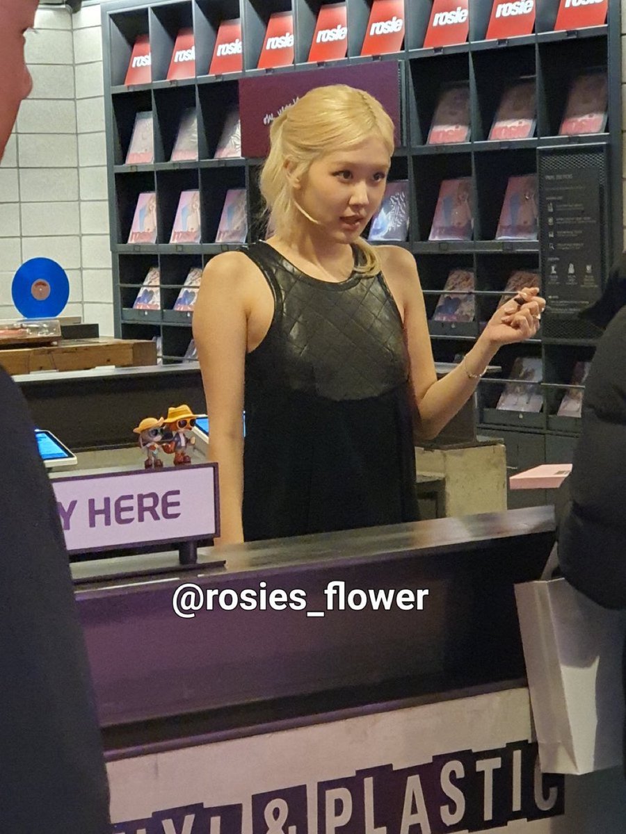 portalblackpink's tweet image. “vc vai querer cpf na nota, meu bem?”