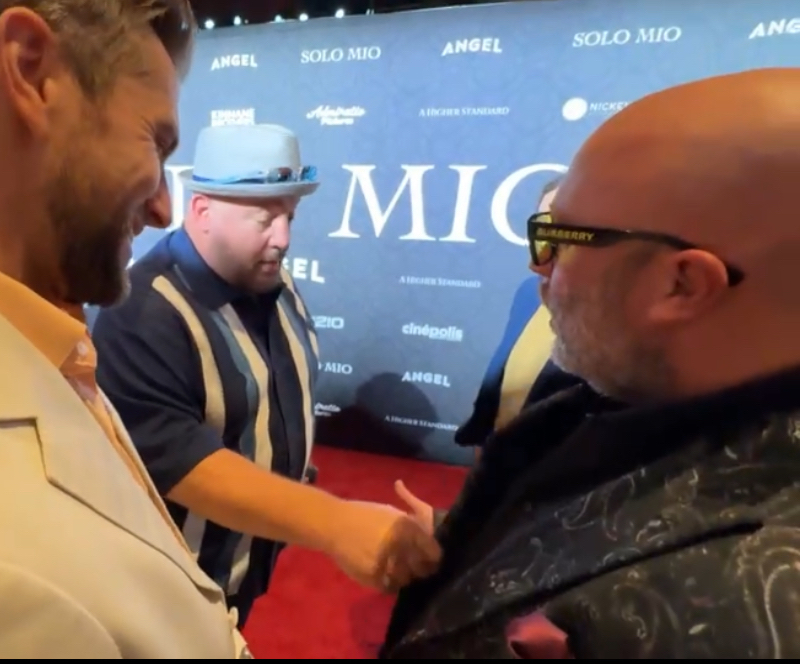 Actor Kevin James checking out Jared’s red carpet fit at the premiere of his movie Solo Mio!