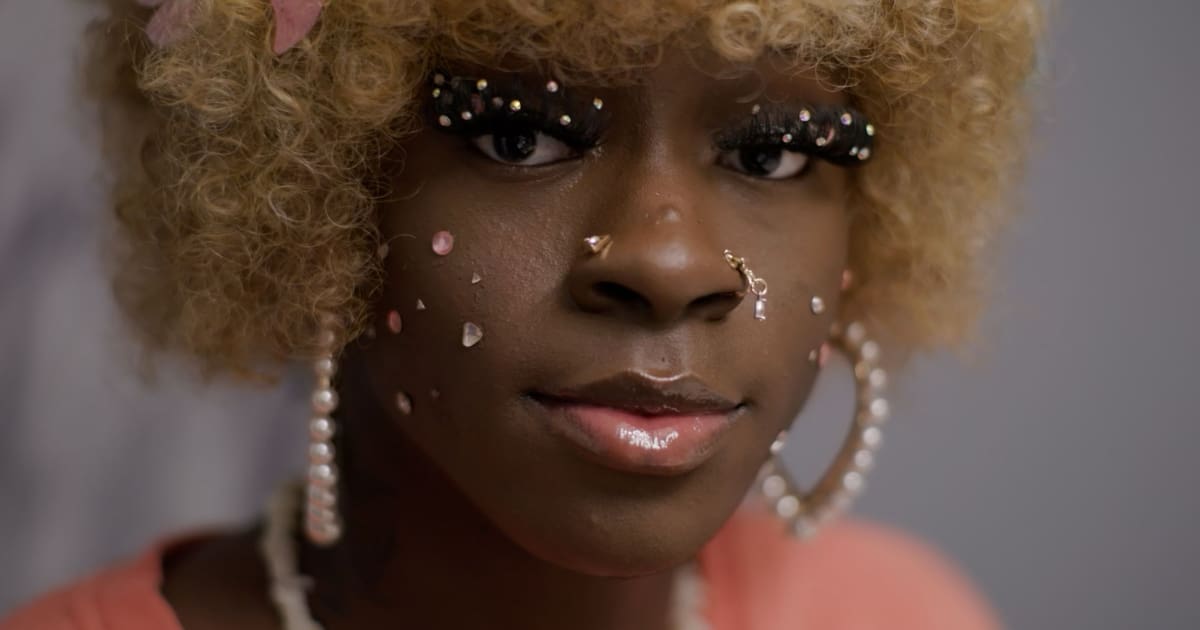 sidebysideff's tweet image. Сева Иванов рассказывает о трёх новых документальных фильмах, посвящённых дебатам вокруг прав транслюдей в США — и о том, что они говорят о положении транслюдей в мире сегодня. Читать здесь: tinyurl.com/2uzbbszn