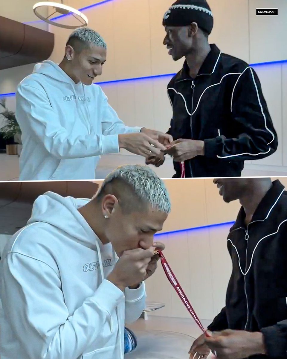 GiveMeSport's tweet image. Richarlison couldn't wait to get his hands on Pape Matar Sarr's AFCON winner's medal 🥇😅
