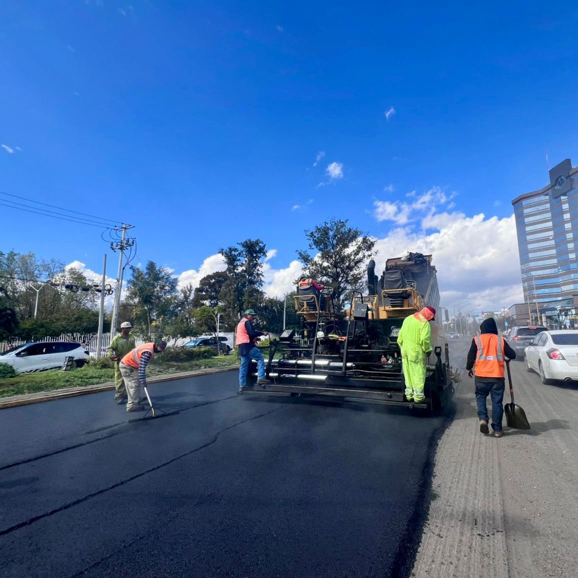 TereJimenezE's tweet image. 🚧🛣️ Seguimos avanzando en la repavimentación asfáltica de Av Universidad.

Te recomendamos tomar vías alternas, ya que hay reducción de carriles en el tramo de Sierra de las Palomas a Segundo Anillo.

Trabajamos para mejorar tus traslados. 🙌

#ElGiganteDeMéxico