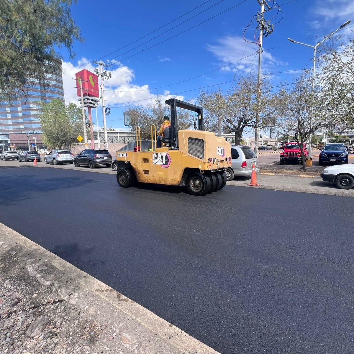 TereJimenezE's tweet image. 🚧🛣️ Seguimos avanzando en la repavimentación asfáltica de Av Universidad.

Te recomendamos tomar vías alternas, ya que hay reducción de carriles en el tramo de Sierra de las Palomas a Segundo Anillo.

Trabajamos para mejorar tus traslados. 🙌

#ElGiganteDeMéxico