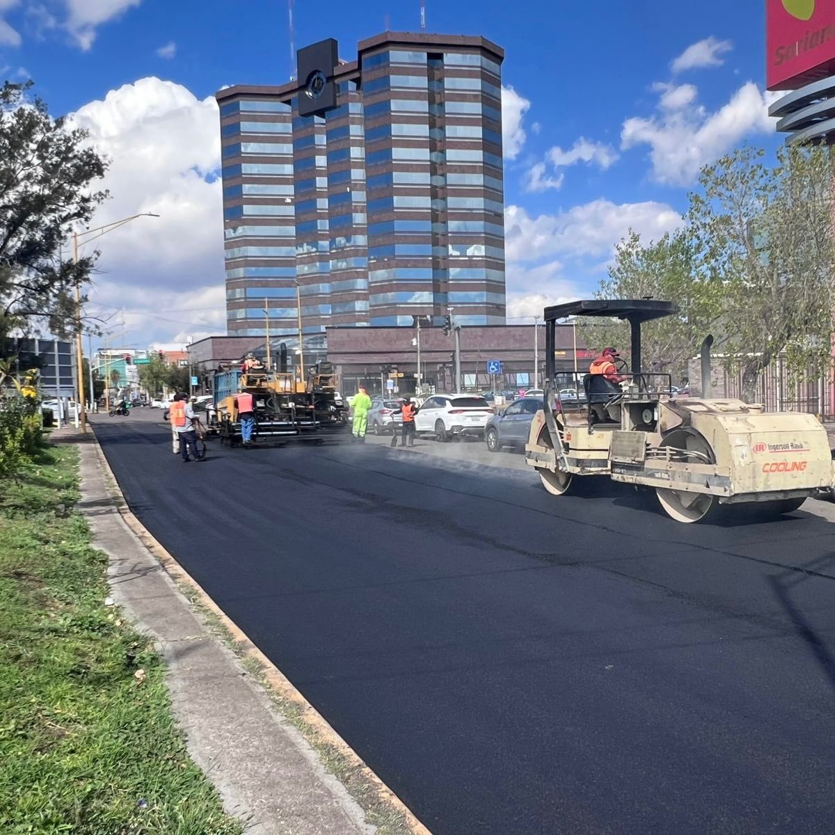 TereJimenezE's tweet image. 🚧🛣️ Seguimos avanzando en la repavimentación asfáltica de Av Universidad.

Te recomendamos tomar vías alternas, ya que hay reducción de carriles en el tramo de Sierra de las Palomas a Segundo Anillo.

Trabajamos para mejorar tus traslados. 🙌

#ElGiganteDeMéxico