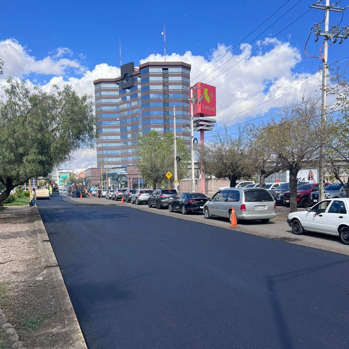 TereJimenezE's tweet image. 🚧🛣️ Seguimos avanzando en la repavimentación asfáltica de Av Universidad.

Te recomendamos tomar vías alternas, ya que hay reducción de carriles en el tramo de Sierra de las Palomas a Segundo Anillo.

Trabajamos para mejorar tus traslados. 🙌

#ElGiganteDeMéxico