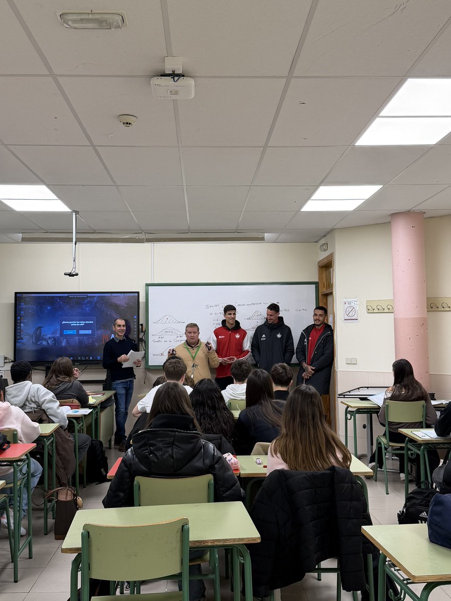 👩‍🏫 Seguimos con las visitas a colegios e institutos. Esta vez ha sido el turno del IES Atenea, en el que hemos repartido entradas para el partido de este fin de semana.

👏 ¡Gracias por acogernos tan bien y nos vemos el sábado!