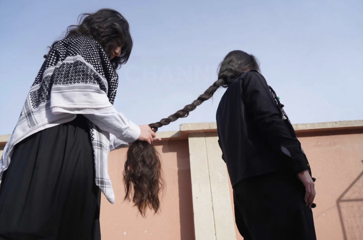 Widespread Kurdish solidarity after a video spread showing a member of the Syrian Arab Army holding the braid of a Kurdish female fighter.
Many Kurdish women braided their hair today in solidarity.