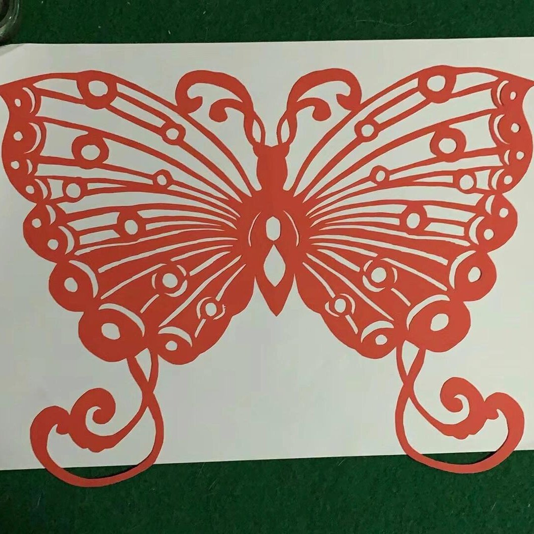 RunCollar7's tweet image. 夜眠れないので、リラックスするために切り絵をします