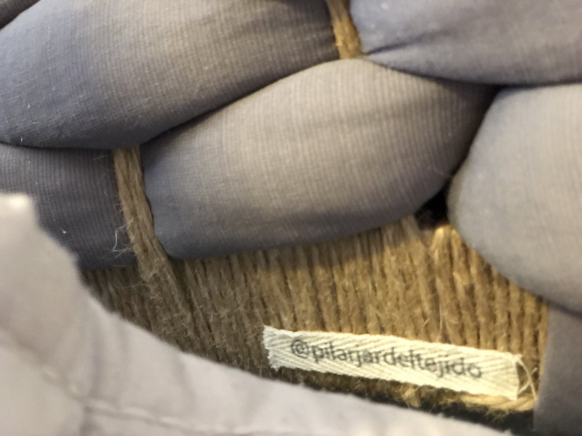 Un día, una clienta eligió de una muestra digital de materiales, este color para hacer un trabajo, cuando el material llegó y lo vio, no le gustó el color, lo quería más oscuro, me dijo que no lo iba a querer, 150mts de este material para adentro fui en esa ocasión,