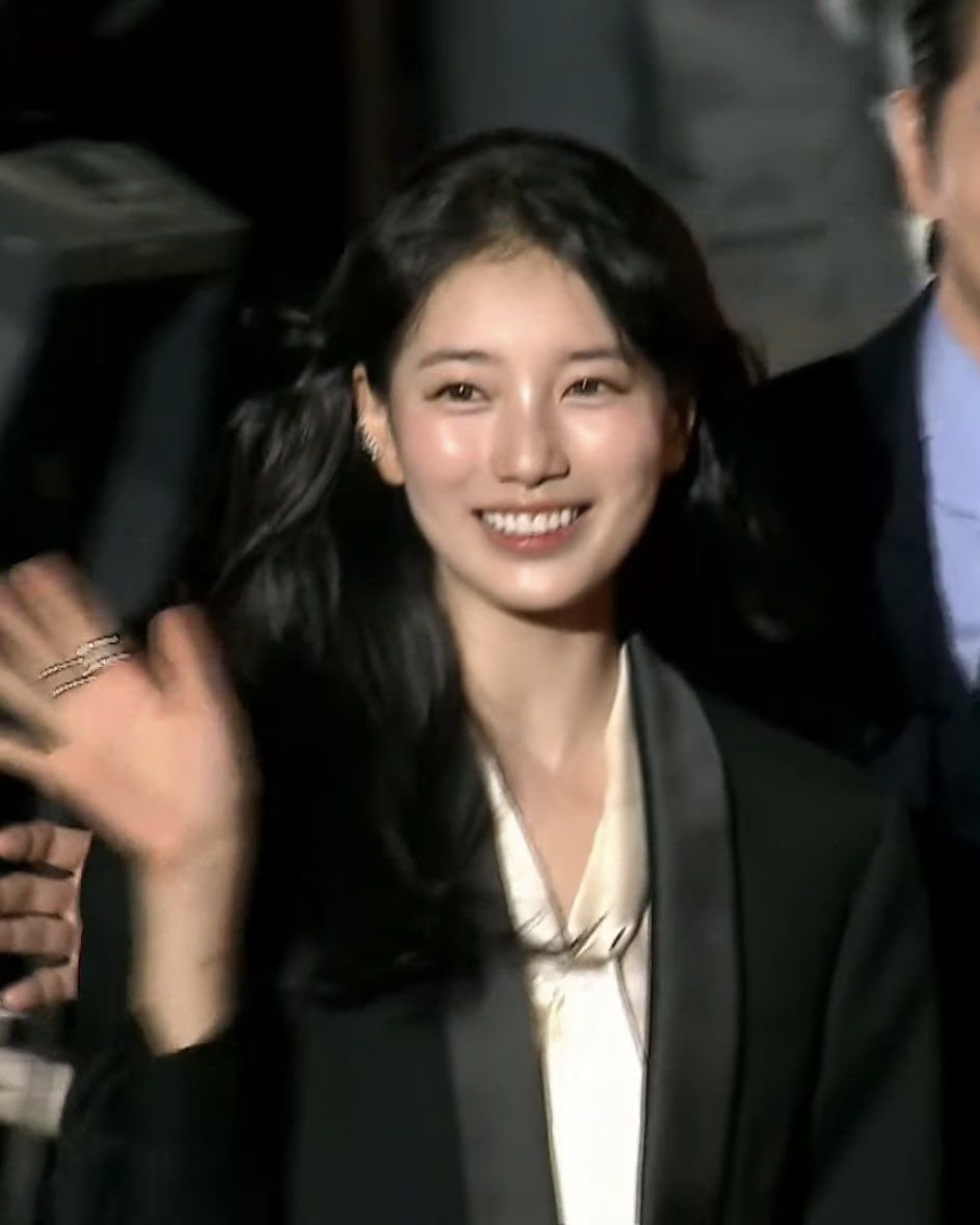 삼꼰이의 여자 보석함 3번째 수지…
진짜 이 분위기부터 얼굴 제스처 모든게 아름다워