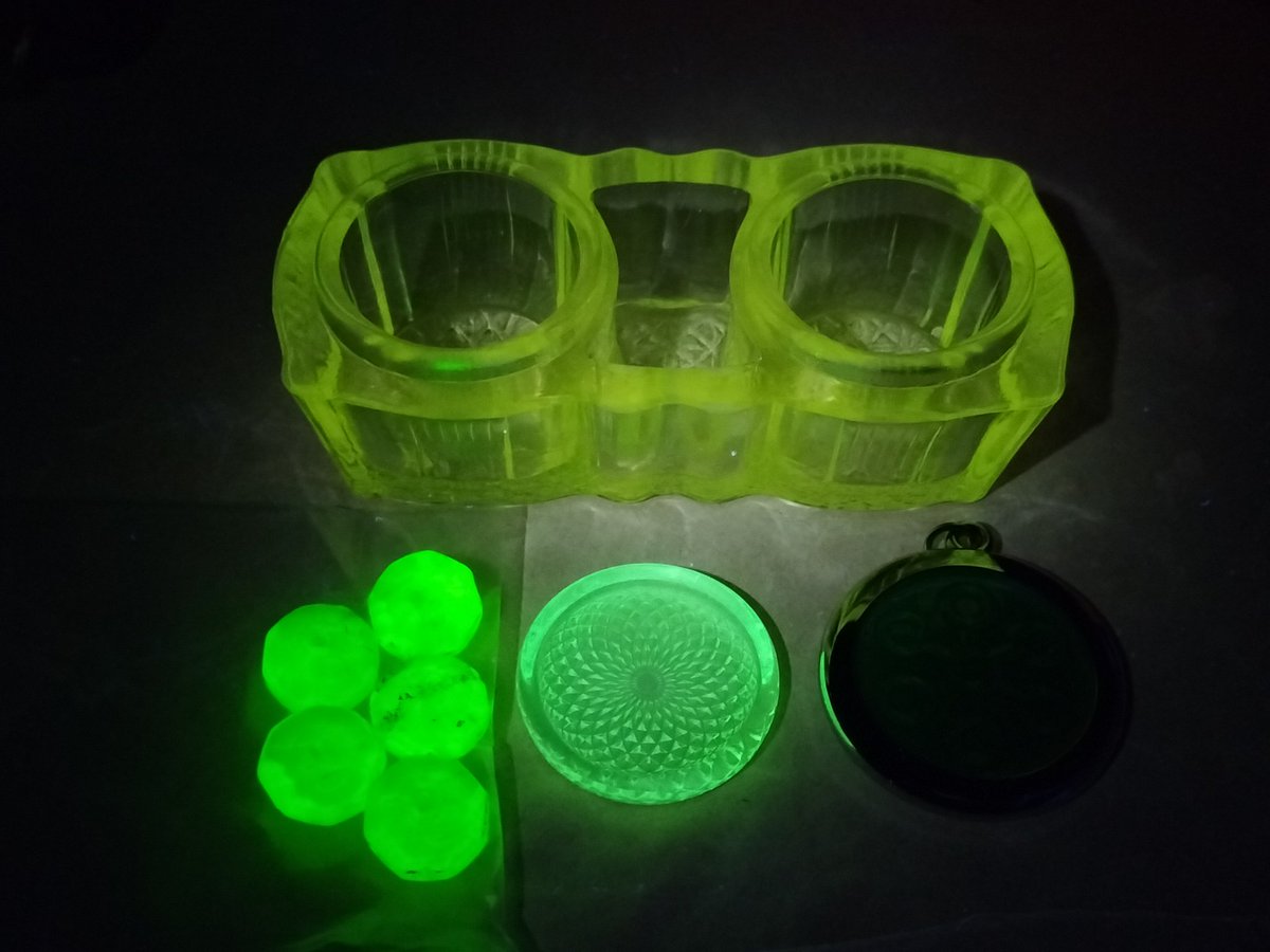 ウランガラス塊 3.23㎏ ウランガラス - Wikipedia