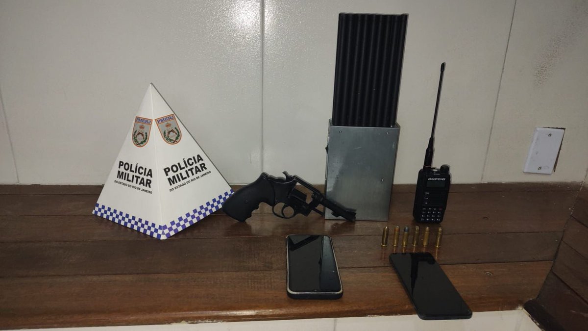 PMERJ's tweet photo. TENTATIVA DE ROUBO DE CARGA FRUSTRADA EM SÃO GONÇALO!
Policiais do #CPRv receberam informações sobre criminosos armados tentando realizar roubo de carga na RJ-106, em Rio do Ouro, São Gonçalo, nesta quinta-feira (22/01), com deslocamento no sentido Niterói. (+)
#ServireProteger https://t.co/5VTYdOyzjf