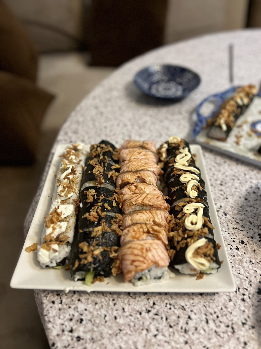 siMuhammaddd's tweet image. Beneficios de casarse conmigo:

Se hacer sushi 🍱