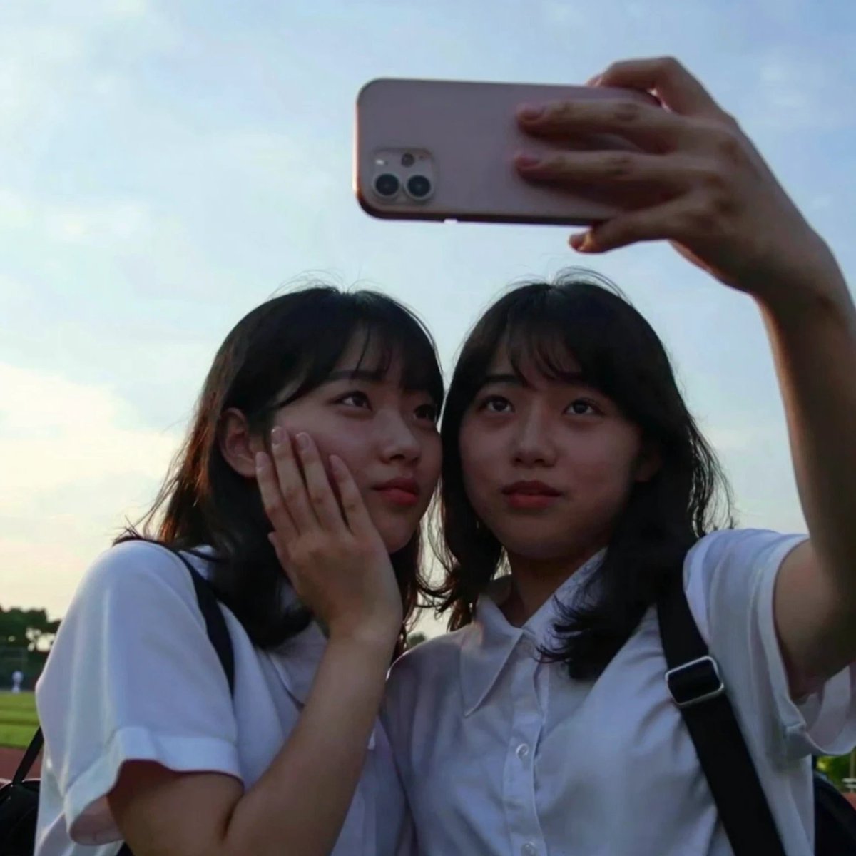 わたしとわたし、
自分どうし・・・
妄想がどうにか画になって来たように思わないでもありません。