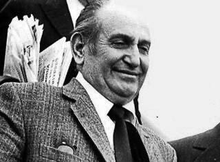 Marka2free's tweet image. Το άπλυτο κορμί το πλένεις. 
Καθαρίζει. 
Η βρόμικη ψυχή πώς πλένεται; 

Μενέλαος Λουντέμης - Πέθανε στις 22 Ιανουαρίου 1977