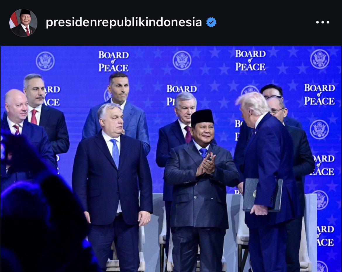 TxtdariHI's tweet image. Resmi!

Presiden Prabowo menandatangani Piagam Dewan Perdamaian untuk Gaza di sela-sela WEF 2026.

Menurut Prabowo ini sebagai wujud komitmen Indonesia dalam memperjuangkan solusi dua negara bagi Palestina.