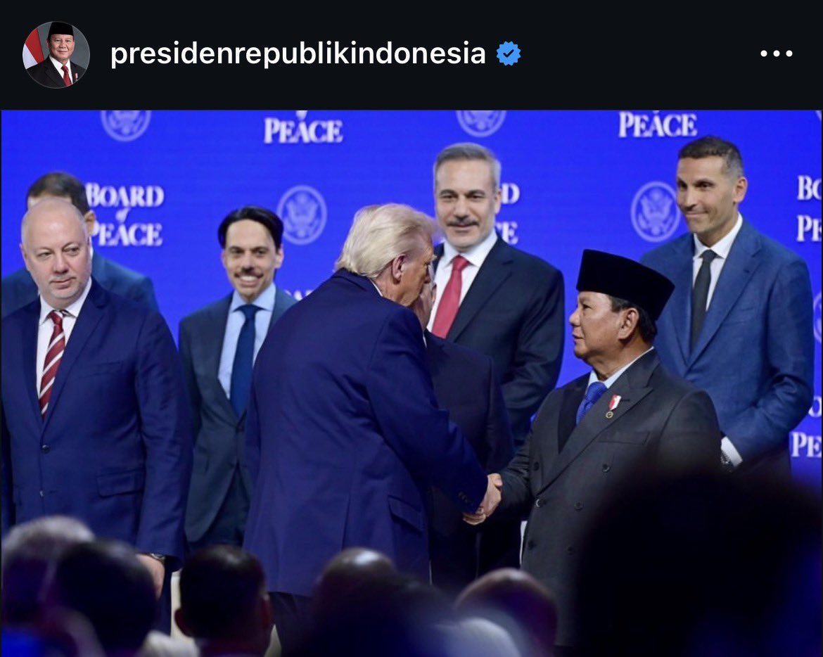 TxtdariHI's tweet image. Resmi!

Presiden Prabowo menandatangani Piagam Dewan Perdamaian untuk Gaza di sela-sela WEF 2026.

Menurut Prabowo ini sebagai wujud komitmen Indonesia dalam memperjuangkan solusi dua negara bagi Palestina.