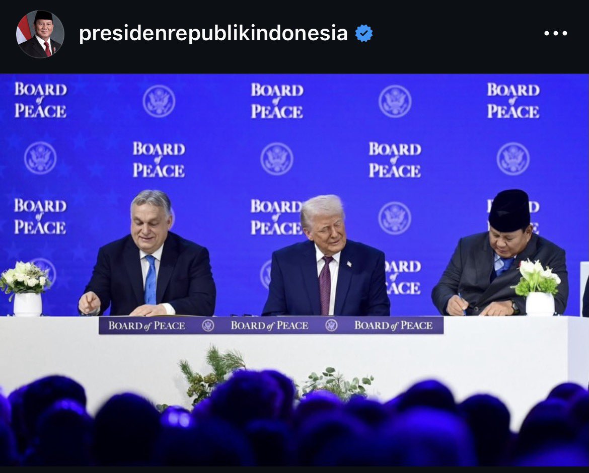 TxtdariHI's tweet image. Resmi!

Presiden Prabowo menandatangani Piagam Dewan Perdamaian untuk Gaza di sela-sela WEF 2026.

Menurut Prabowo ini sebagai wujud komitmen Indonesia dalam memperjuangkan solusi dua negara bagi Palestina.