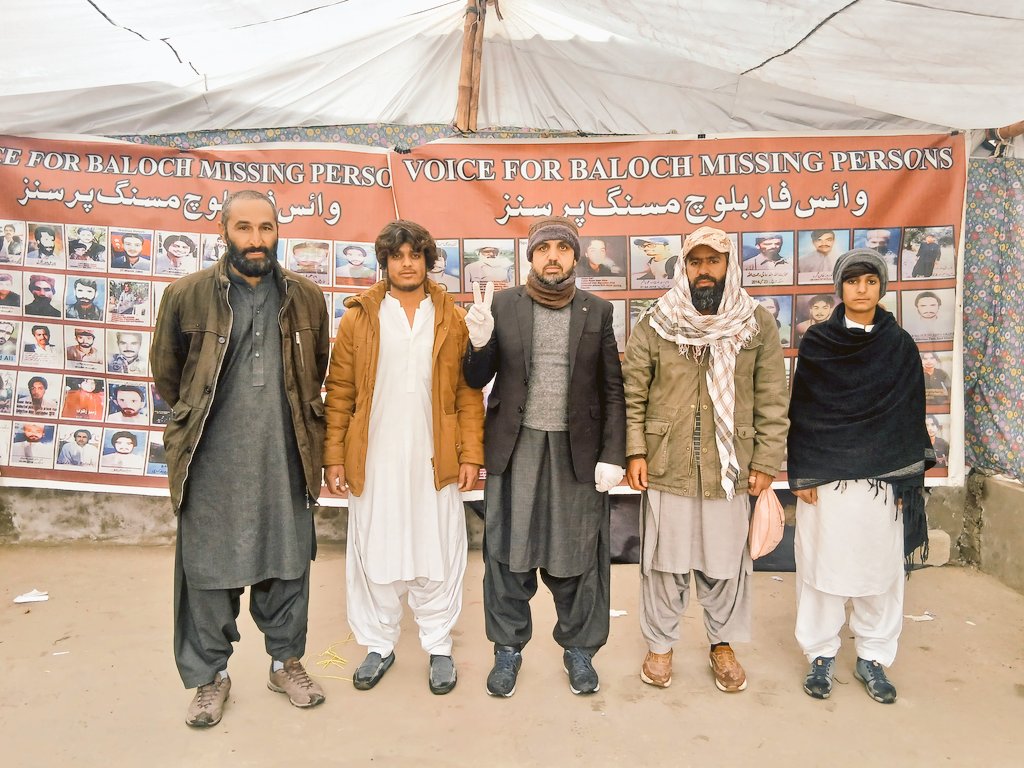 کوئٹہ کے شدید سردی اور برف باری کے باوجود بھی وی بی ایم پی کے احتجاجی کیمپ 6056ویں روز جاری رہا۔

گزشتہ سال 29 دسمبر کو سریاب کسٹم سے جبری لاپتہ سراج احمد اور شاہ زیب کے لواحقین نے احتجاج میں حصہ لیا، اور اپنے پیاروں کی جبری گمشدگی کی تفصیلات وی بی ایم پی کے پاس جمع کرادیئے۔