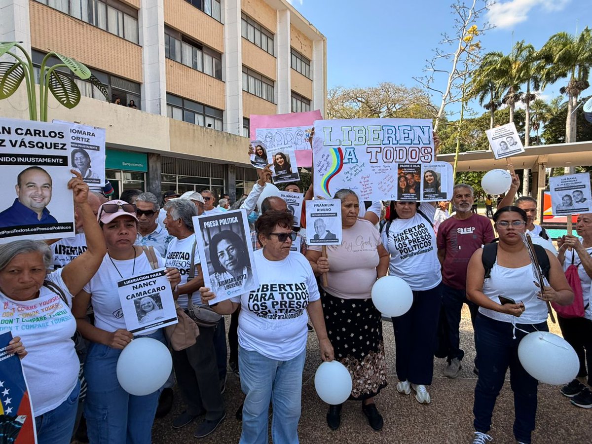 📍Desde Barquisimeto, estado Lara familiares de presos políticos se reúnen en la fiscalía para exigir respuestas y orar por la libertad de quienes hoy permanecen en manos del régimen. 

Seguimos alzando la voz. 
¡Hasta que todos vuelvan a casa! 

#QueSeanTodos 🇻🇪