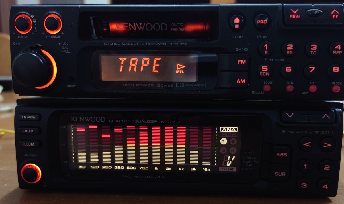 aruchaa_ha21s's tweet image. 2dinのスペアナもいいんだけどこういう1dinのデッキを積み上げて2段で使うスペアナロマンの塊すぎて癖