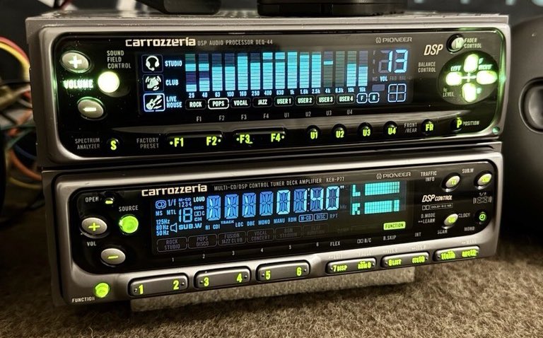 aruchaa_ha21s's tweet image. 2dinのスペアナもいいんだけどこういう1dinのデッキを積み上げて2段で使うスペアナロマンの塊すぎて癖