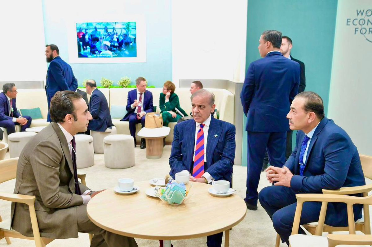 MediaCellPPP's tweet photo. ڈیووس: پاکستان پیپلزپارٹی کے چیئرمین بلاول بھٹو زرداری کی عالمی اقتصادی فورم کے اجلاس کے موقع پر وزیراعظم شہباز شریف اور فیلڈ مارشل سید عاصم منیر سے ملاقات ہوئی، سوئٹزرلینڈ میں ہونے والے عالمی فورم کے اجلاس کے دوران ہونے والی اس ملاقات میں ملکی و بین الاقوامی صورت حال سمیت  پاکستان کی ��عاشی صورت حال میں بہتری کے حوالے سے مختلف امور پر تبادلہ خیال ہوا
@BBhuttoZardari 
@CMShehbaz