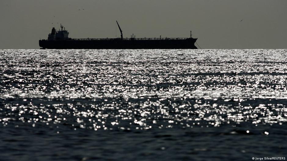 ВМФ Франции задержал в Средиземном море нефтяной танкер, следовавший из России. Это судно находится под международными санкциями и подозревается в использовании ложного флага, написал президент Франции Эмманюэль Макрон в соцсети X.

Он добавил, что операция была проведена при