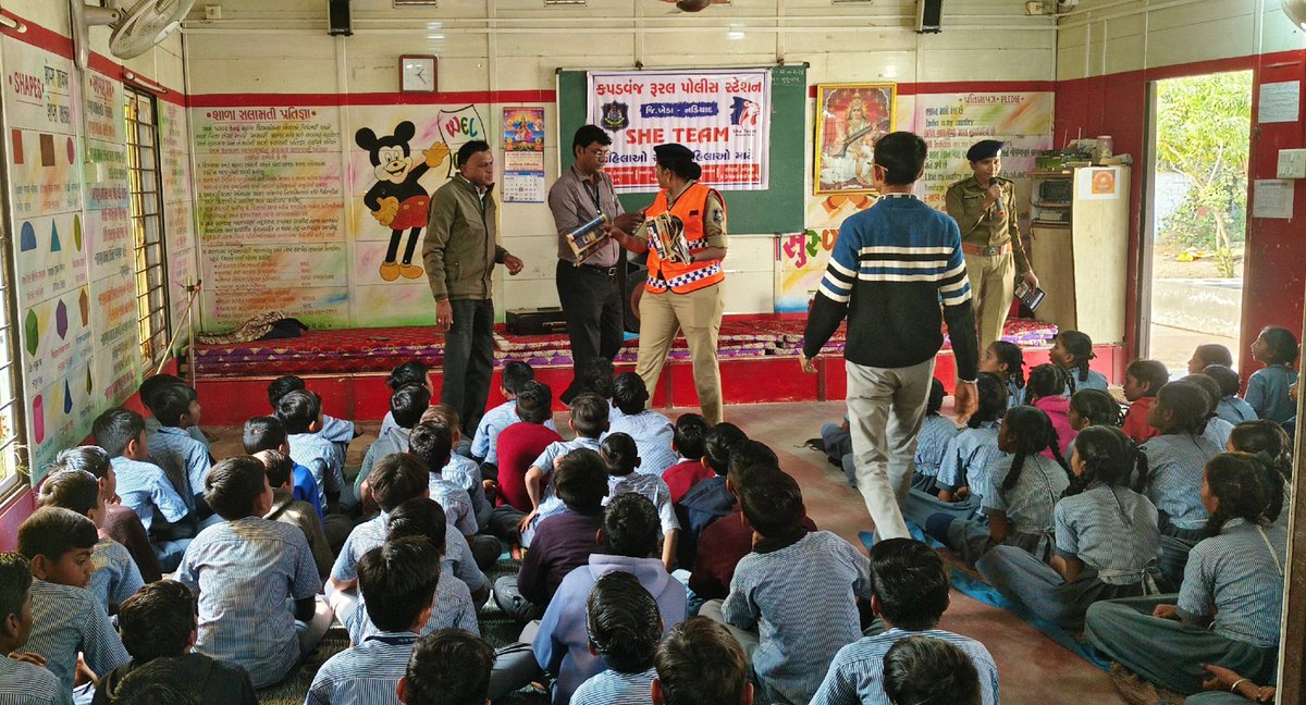 Kapadwanj_Rural's tweet photo. આજરોજ કપડવંજ રૂરલ પોલીસ સ્ટેશનના સી ટીમ દ્વારા ચીખલોડ સ્કૂલના વિદ્યાર્થીઓને "સાયબર ક્રાઈમ અવેરનેસ"  તેમજ "પોસ્કો એક્ટ" અંગે સમજ આપવામાં આવી.

#kapadwanj #kapadvanjpolice #khedapolice #gujaratpolice #cyberawareness #cteam https://t.co/udQYV3OQXW