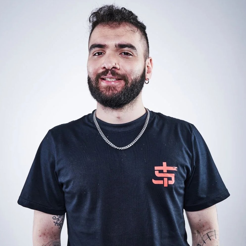 republiqueBRA's tweet image. 📱 💥 Tiago Santineli ataca ativista político Ben Pontes, acusando-o de ser nazista e incitando ameaças:

🗣️ “Isso não se resolve com prisão e processo. Gente assim tem que sentir o gosto do sangue na boca, sentir os joelhos quebrados e engolir os próprios dentes.”