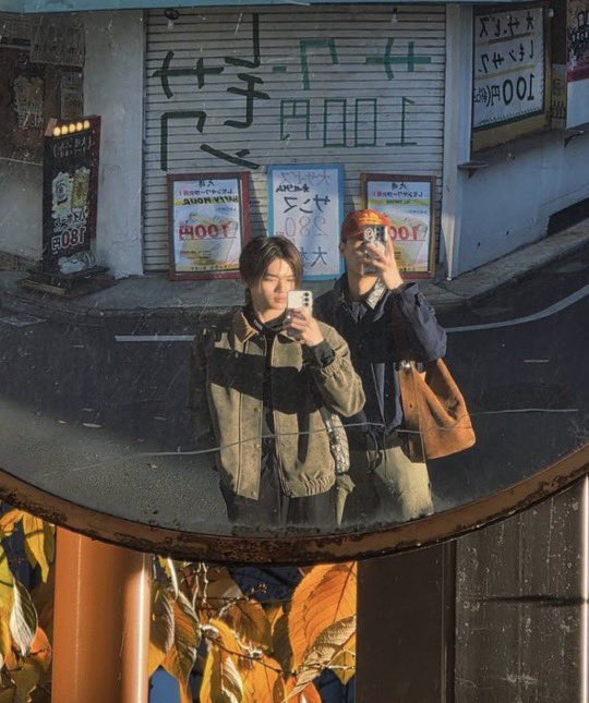 เอาจริงๆพูดอีกกี่รอบก็ยังยืนยัน นั่งยัน นอนยันว่า 3คู่นี้ควรได้บทคุณชาย เจ้าชาย อะไรสักอย่างได้แล้ว คือลุคแต่ละคนคือโคตรจะจึ้ง มันติ๊กถูกทุกข้อตั้งแต่ผมเส้นแรกยันเล็บนิ้วก้อยอะพี่ว่าต้องบทคุณชาย หล่อสะอาด มีหมาเด็ก คือใครก็ได้ชู้สที!!! 

#AouBoom #JuniorMark #JoongDunk