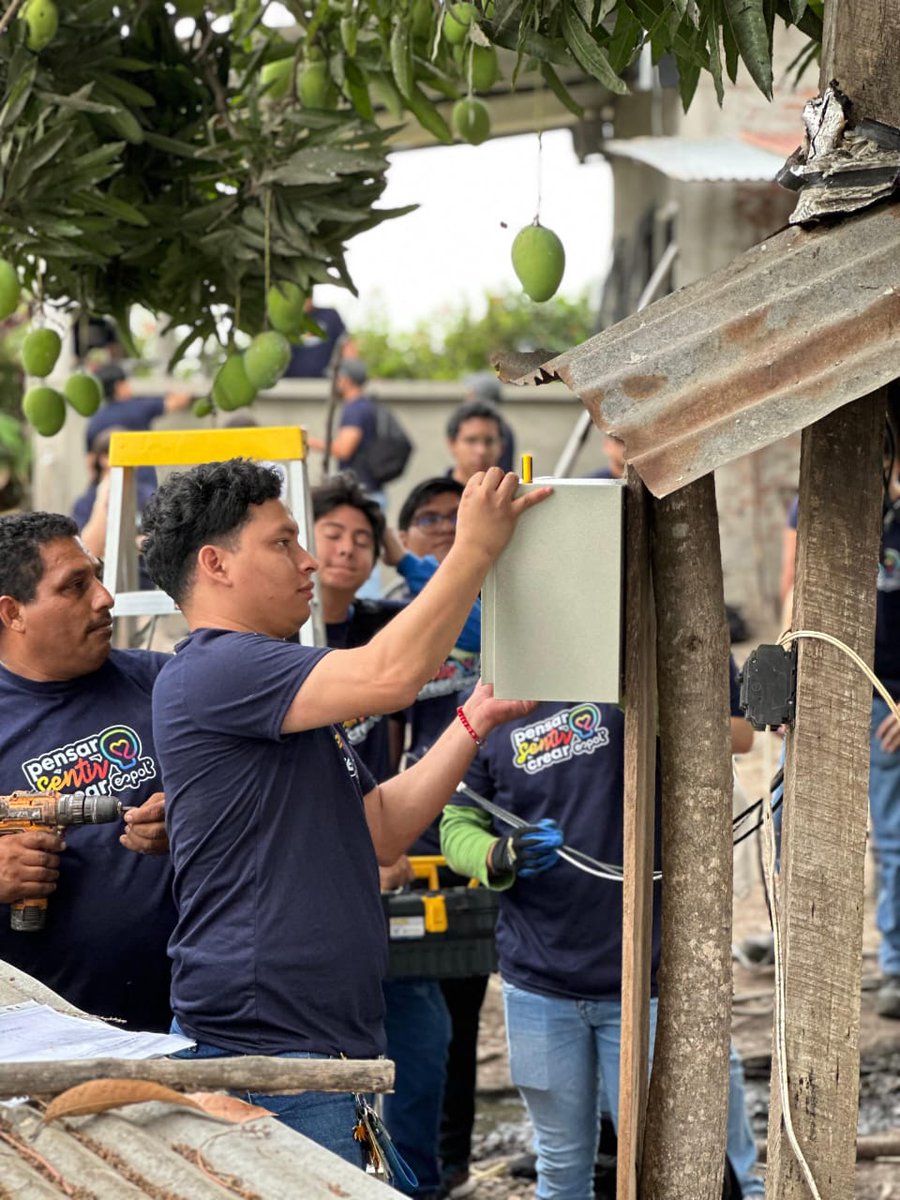Vinculos_Espol's tweet photo. En el recinto Paipayales, la @espol llevó a cabo el cierre del proyecto “Eficiencia energética – Instalaciones seguras en hogares y tableros eléctricos”, beneficiando a 9 viviendas con mejoras en seguridad eléctrica y sistemas de bombeo de agua. https://t.co/oKev053awC