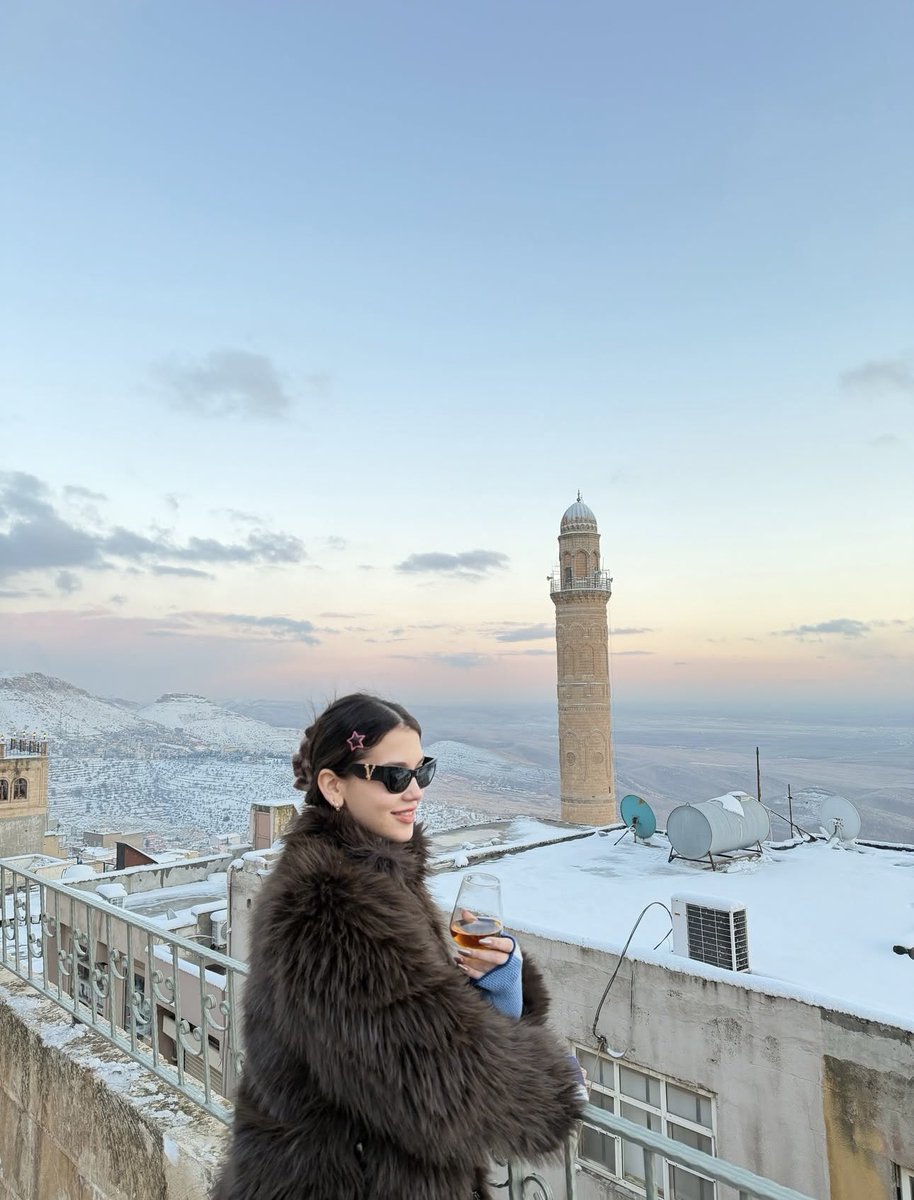 havasından mıdır suyundan mı mardine giden bir güzellesiyor bir nese geliyor
#ecemsenabayır