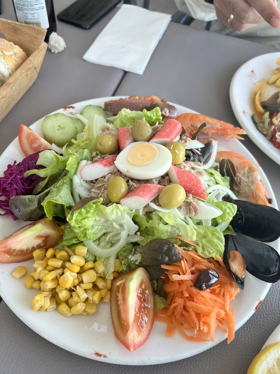 Tugbamidik's tweet photo. Dolapta bunlar vardı abi salatası. Ahahahah https://t.co/LwLQtdasg8