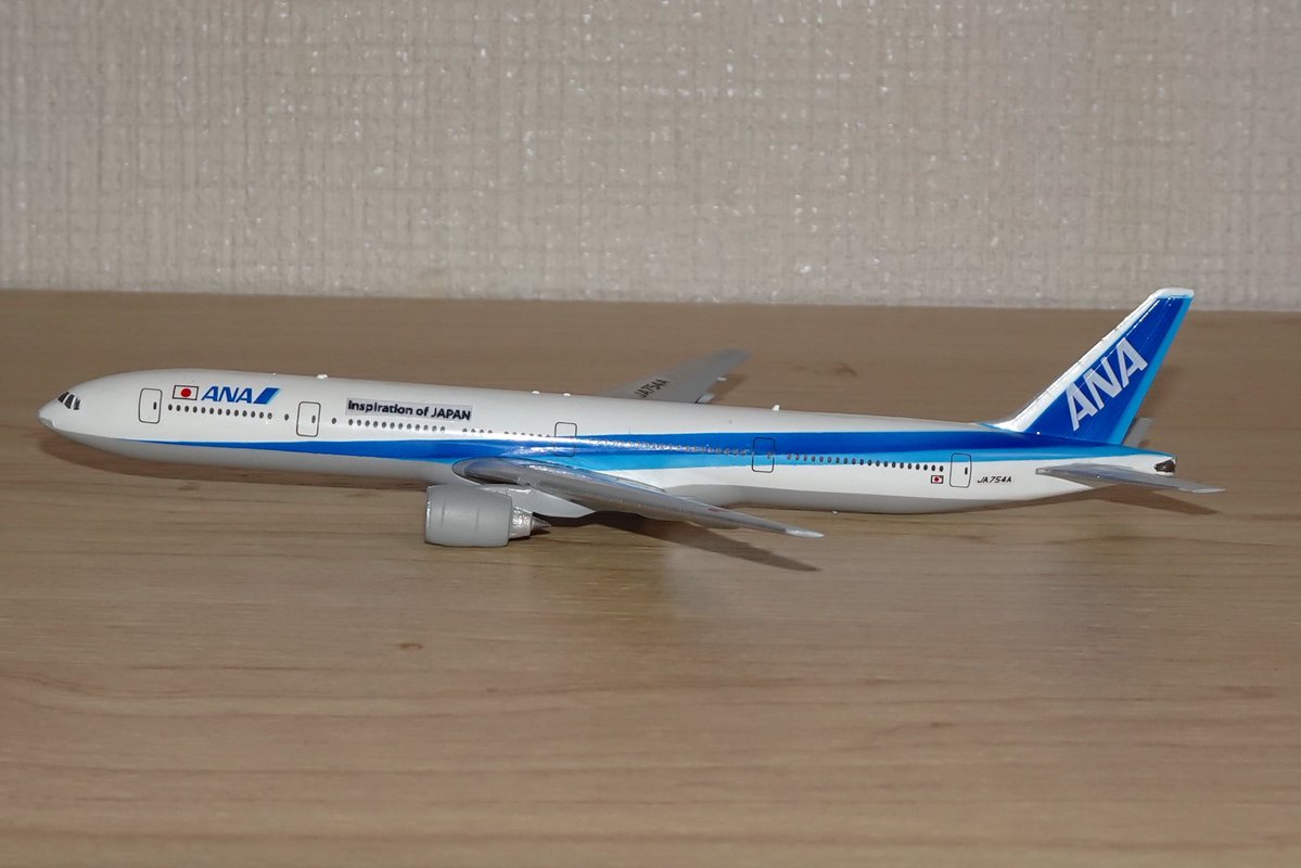 Blue751A's tweet image. #多分私しかやってない
ANAウイングコレクション5の773を使ってJA751AとJA752A、ズレドームのJA754Aを制作