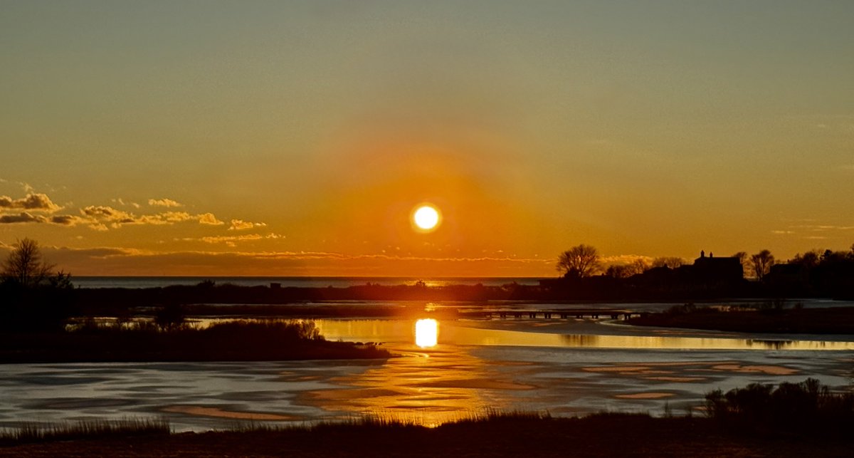Thomas_Actor's tweet image. There is a peculiar stillness to a sea half-frozen; it is the sound of the world deciding to hold its breath before the dark.
Photo Credit: @Thomas_Actor 
Author: Peace by the Sea &amp;amp; Finding Peace by the Sea.
#wintervibes, #winterseason, #settingsun, #amazonbooks