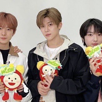 comeheresion's tweet image. 한결같이 손잡고 있는 거 여전히 똑같애