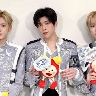 comeheresion's tweet image. 한결같이 손잡고 있는 거 여전히 똑같애