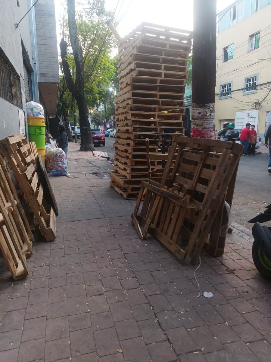 Janan49485688's tweet photo. Urge retiro de tarimas frente a Lago Mayor 144 Anáhuac siempre están sobre la banqueta impidiendo el paso, esta empresa Innova cada dia ocupa mas la vía pública @AlcaldiaMHmx @MHcesac @mauriciotabe  @inveacdmx https://t.co/JV8pq661Z5