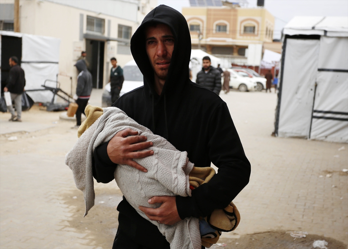 Gazze'de 3 aylık bir bebek, soğuk hava nedeniyle yaşamını yitirdi.