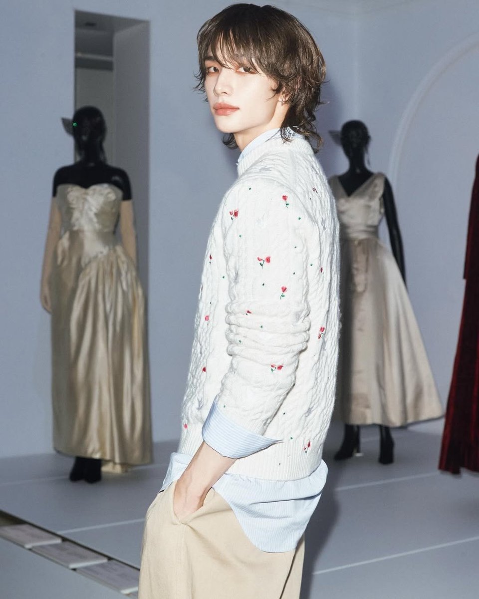 rsvnhj_mee's tweet photo. ลุคนี้ชุดนี้คือหล่อแบบคุณชายมากกก

HYUNJIN AT DIOR PFW
#DiorWinter26_HYUNJIN 
#HYUNJINxDior https://t.co/jlpOseMrxy
