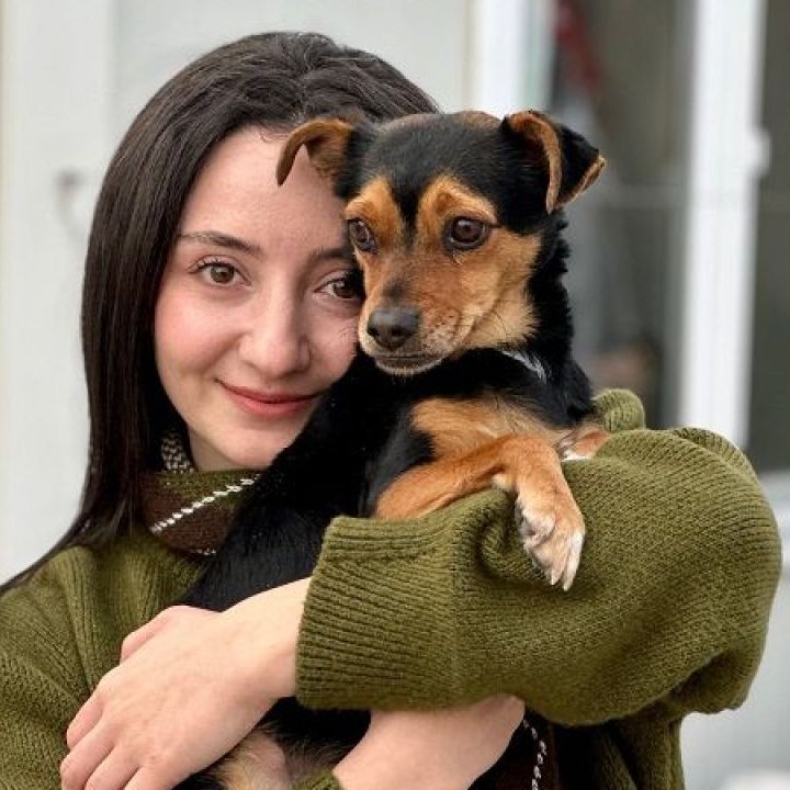 onedio's tweet photo. “Boncuk” adlı köpeğiyle videoları milyonlara ulaşan Malatyalı depremzede Fatma Arat, köpeğin eski sahibi olduğunu iddia eden kişilerce tehdit edildiğini duyurdu. https://t.co/n84fFgUY2V