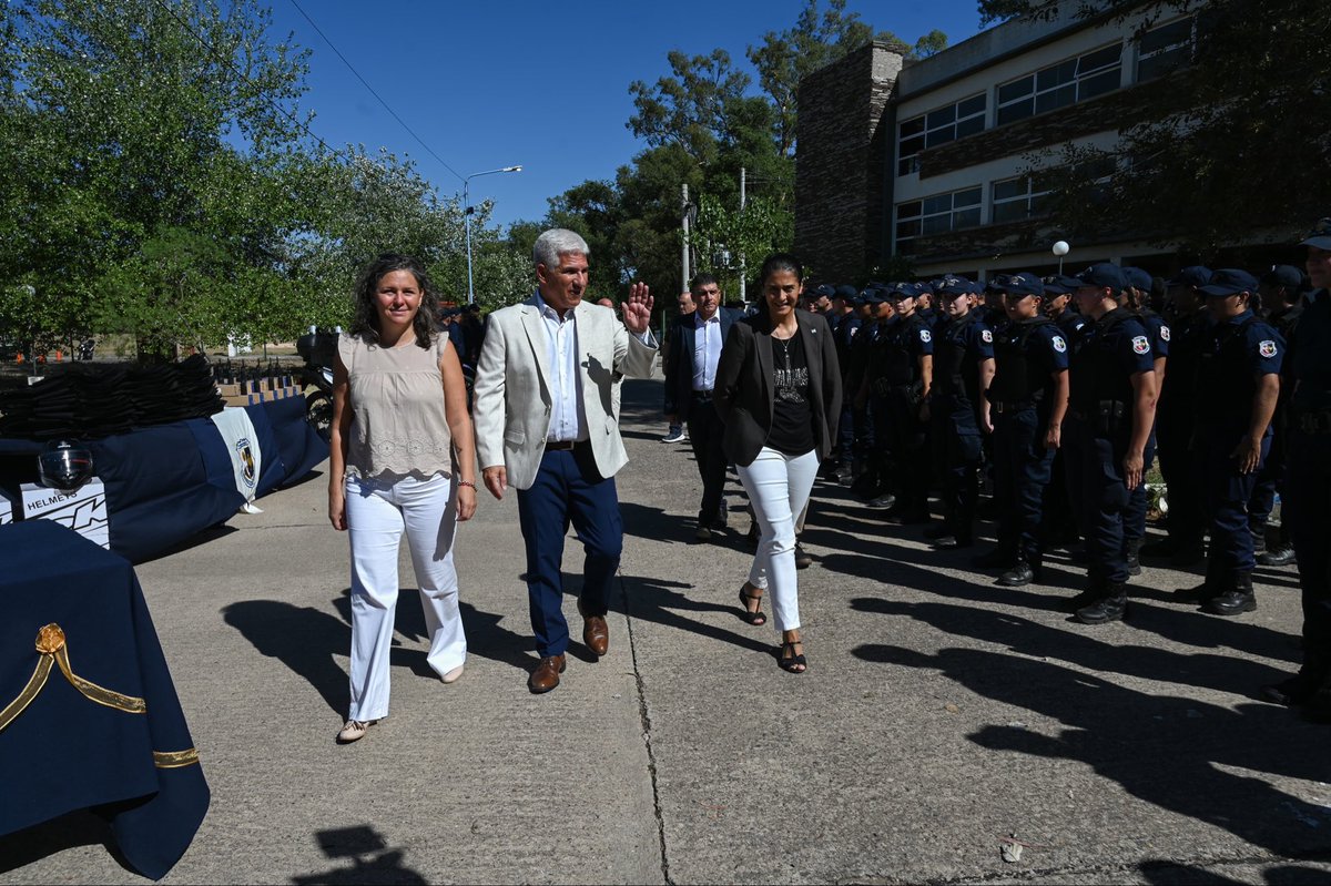 JUEVES MERCEDINOS - Hicimos entrega formal de 30 Motos para patrullaje, Cascos equipados, Chalecos Antibalas y Nuevos equipos de Comunicación, a los Agentes Policiales de Villa Mercedes. Seguimos invirtiendo en la política de seguridad !!
