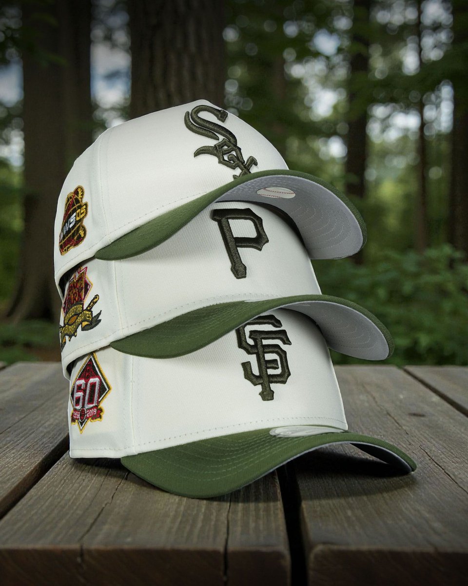 TopperzStore's tweet image. ONLINE NOW – White &amp;amp; Olive season 🌿🧢  
White Sox, Pirates &amp;amp; Giants drop clean A-Frame looks with forest tones &amp;amp; bold sidepatches.  
Limited stock – no restocks.  
Only @topperzstore

Which one’s your pick from the woods? 👇  
Link in bio – Available now

#AFrame #Snapback